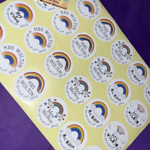 Adesivi a tema arcobaleno "NOME è così orgoglioso di te!", Adesivi per insegnanti, Regalo, Affermazione positiva