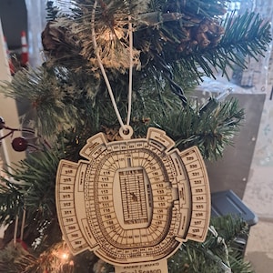 以下が含まれることがあります： クリスマスの飾り。スタジアムの形をした木製のオーナメントで、クリスマスツリーに吊るされています。オーナメントにはスタジアムのレイアウト、「BILLS」の文字、「Final Season 'The Ralph'」の文字が刻まれています。