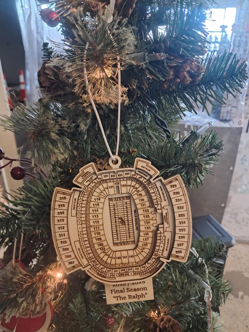 以下が含まれることがあります： クリスマスの飾り。スタジアムの形をした木製のオーナメントで、クリスマスツリーに吊るされています。オーナメントにはスタジアムのレイアウト、「BILLS」の文字、「Final Season 'The Ralph'」の文字が刻まれています。