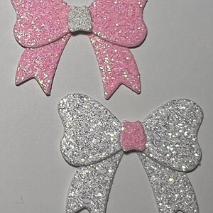 Bow Versiering's 4 gestanst handgemaakte zelfklevende Glitter baby roze en wit perfect voor kaart/taart toppers 3cm x 3cm