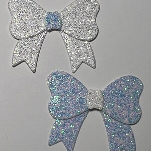 Bow Embellishment's 4 gestanst handgemaakte zelfklevende Glitter baby blauw en wit perfect voor kaart/taart toppers 3cm x 3cm
