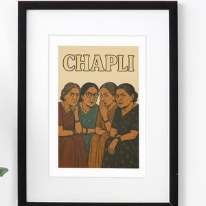 Peut inclure: Impression d'art encadrée avec le mot "CHAPLI" au-dessus d'un groupe de femmes en vêtements traditionnels. L'œuvre d'art utilise des couleurs chaudes et est dans un cadre noir. Un modèle de scooter noir miniature est sur une surface en bois.
