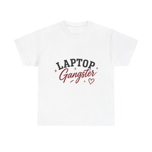 Könnte beinhalten: Weißes T-Shirt mit dem Text "LAPTOP Gangster" in schwarzer und bordeauxfarbener Schrift. Das Design umfasst Sternausbrüche und ein Herzsymbol. Ein lässiges Kleidungsstück.
