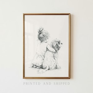 Puede incluir: Una impresión de dibujo lineal en blanco y negro enmarcada que muestra a un niño con el cabello recogido en un moño, sentado y abrazando a un perro peludo. La obra se presenta en un marco de metal dorado fino con un boceto detallado.