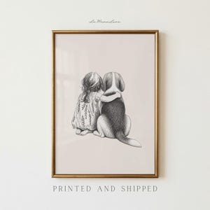 Peut inclure: Une impression encadrée en noir et blanc représentant un enfant étreignant un chien. L'enfant porte une robe à motifs floraux. Le chien est un beagle. L'impression est dans un cadre doré. Le texte "PRINTED AND SHIPPED" est en bas.
