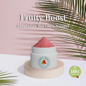 Peut inclure: Un pot en plastique blanc rempli de poudre rose, étiqueté Fruity Boost Miraculine Bio 100% Naturel. Le pot présente un logo circulaire avec des baies rouges et des feuilles vertes. Un badge circulaire vert indique Produits Sans Pesticides.