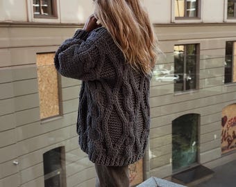 Cardigan grigio a maglia grossa, maglione lavorato a mano con trecce per donna, accogliente regalo invernale per lei