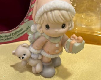 Adorno de edición limitada Precious Moments "Merry Giftness" de 1999 (323)