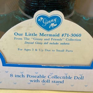 Puede incluir: Mu&ntilde;eca coleccionable "Ginny", "Our Little Mermaid" #71-3060, de la colecci&oacute;n "Ginny and Friends". La mu&ntilde;eca mide 20 cm y es articulada, con un soporte. La caja incluye el texto "Dressed Ginny doll includes seahorse."