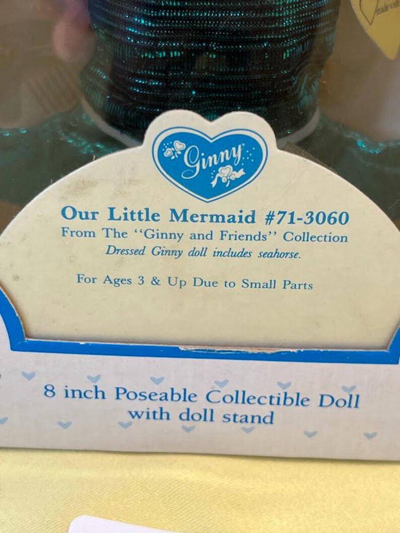 Puede incluir: Mu&ntilde;eca coleccionable "Ginny", "Our Little Mermaid" #71-3060, de la colecci&oacute;n "Ginny and Friends". La mu&ntilde;eca mide 20 cm y es articulada, con un soporte. La caja incluye el texto "Dressed Ginny doll includes seahorse."