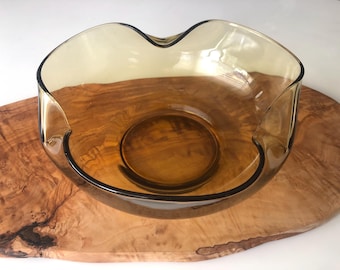 Bol grande de ámbar con forma de ancla y borde pellizcado, estilo vintage de Hocking, década de 1960.