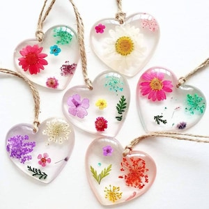 Adorno colgante con forma de corazón floral, hecho a mano con flores prensadas, de un solo nivel, doble o triple. Decoración de pared o puerta, idea de regalo para ella, estilo rústico