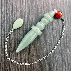 Pendolo egiziano in avventurina verde, corniola e turchese