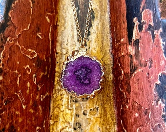 Lila Agat Druzy Skiva Förgyllt Hänge Halsband Naturlig Läkande Kristall Ädelsten Metafysisk