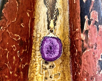 Lila Agat Druzy Skiva Förgyllt Hänge Halsband Naturlig Läkande Kristall Ädelsten Metafysisk
