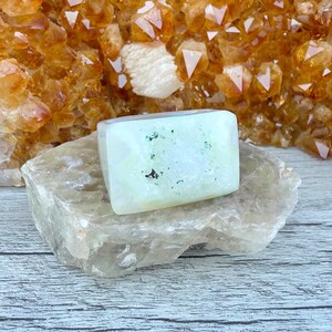 Anello Frosty Hills Rock Candy in agata naturale intagliata, semitrasparente color crema e giallo, con piccoli cristalli di zucchero druzy. Taglia US 9.