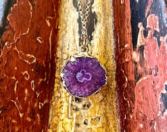 Lila Agat Druzy Skiva Förgyllt Hänge Halsband Naturlig Läkande Kristall Ädelsten Metafysisk