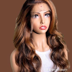 Aangepaste honingbruine blonde pruik met donkere wortels 13 x 4 lijmloze kant voorgeplukt en natuurlijke haarlijn