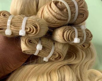 100% rohe indische Menschenhaarverlängerungen 613 blonde gewellte Sewin Weave für natürliches Aussehen.