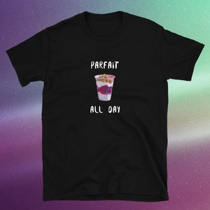 Puede incluir: Camiseta negra con texto blanco que dice "Parfait All Day" y una imagen de un parfait.