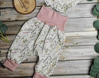 Blümchen Babyset, Babygeschenk zur Geburt, Mädchen, Hose und Halstuch