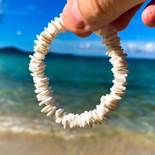 Bracelet coquillage puka | Morceaux de coquillages blancs véritables | Bracelet de plage extensible | Preuve de l'océan | Style surf | Faveur de demoiselle d'honneur de plage | Cadeau d'anniversaire