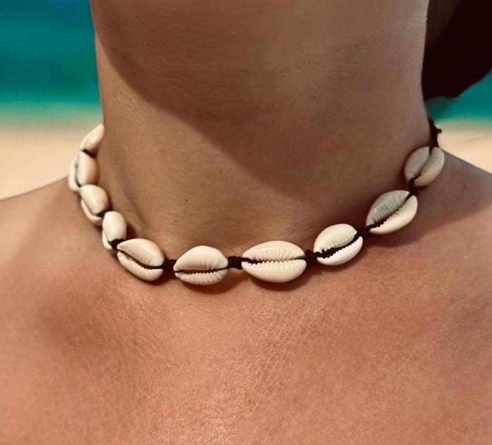 Collana con pietre e pendente conchiglia Collana con pietre e pendente conchiglia