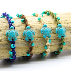 Puede incluir: Cuatro pulseras de macramé con dijes de tortuga turquesa y cuentas turquesa. Las pulseras están disponibles en cuatro colores de cordón diferentes.