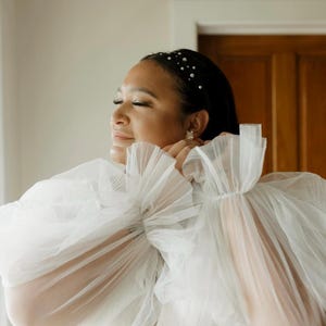 QUEEN RUBY | Vestido de Noiva Plus Size em Tule Blush com Corte em A | Decote Profundo com Detalhe de Laço | Vestido de Noiva Personalizável | Queen Bridal