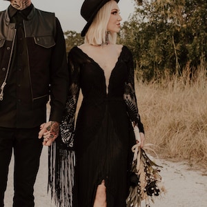 QUEEN RAVEN / Abito da sposa boho nero con maniche a frange e strascico / Abito da sposa gotico con schiena scoperta / Disponibile anche in avorio o color carne