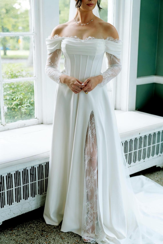 QUEEN NOELLE | Off Shoulder Lace Slit Wedding Dress with Romantic Lace-up Corset