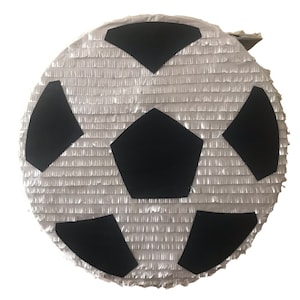 Piñata de balón de fútbol hecha a mano