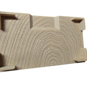 Pu&ograve; includere: Un oggetto rettangolare in legno beige chiaro con una superficie strutturata e quattro supporti angolari. L'oggetto ha una sezione centrale rialzata ed &egrave; probabilmente un componente di una struttura o di un mobile pi&ugrave; grande.