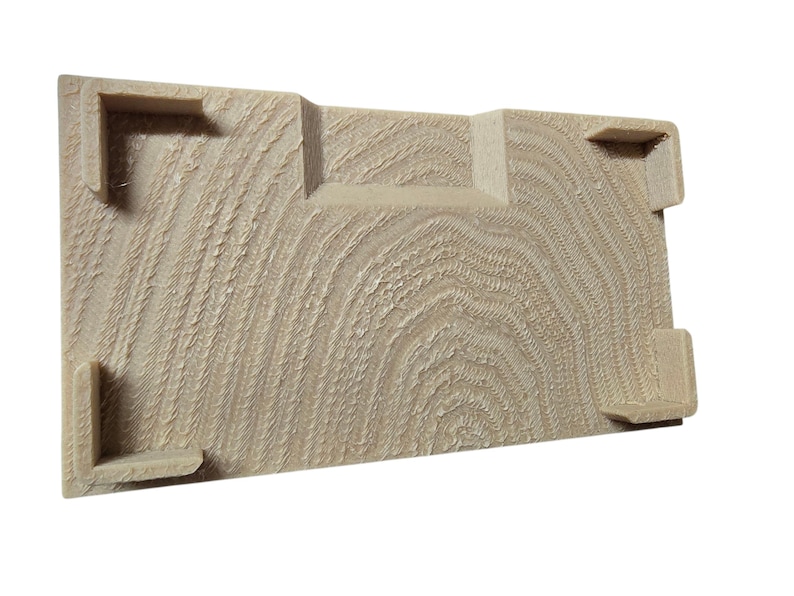 Pu&ograve; includere: Un oggetto rettangolare in legno beige chiaro con una superficie strutturata e quattro supporti angolari. L'oggetto ha una sezione centrale rialzata ed &egrave; probabilmente un componente di una struttura o di un mobile pi&ugrave; grande.