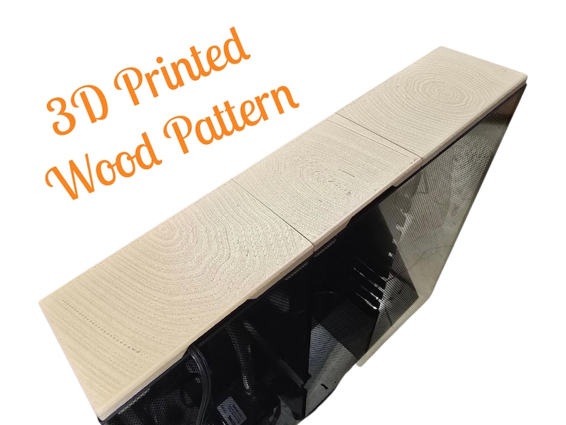 Pu&ograve; includere: Un motivo in legno stampato in 3D, con una superficie beige chiaro e dettagli visibili delle venature del legno. Il testo "3D Printed Wood Pattern" &egrave; arancione. Il design &egrave; posto su uno sfondo a rete nera.