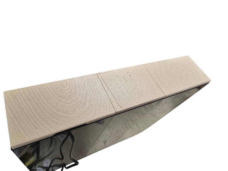 Pu&ograve; includere: Una mensola in legno chiaro con un motivo a venature naturali. La mensola ha una forma rettangolare e sembra far parte di un mobile pi&ugrave; grande. La mensola &egrave; sostenuta da una struttura in metallo nero.