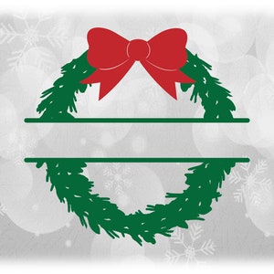 Puede incluir: Una corona de Navidad verde con un lazo rojo sobre un fondo blanco con un patrón de copo de nieve.