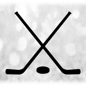 Clipart de deportes: palos de hockey cruzados negros simples con disco básico para jugadores, equipos, entrenadores, padres, fanáticos - Descarga digital SVG y PNG