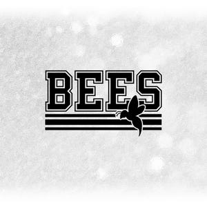 Puede incluir: Gráfico en blanco y negro de la palabra "BEES" en una fuente de estilo universitario con una abeja estilizada volando debajo de la palabra.
