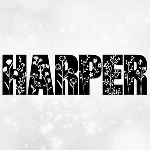 Könnte beinhalten: Schwarz-weißes Grafikdesign des Namens "HARPER" mit weißen floralen Designs in jedem Buchstaben.