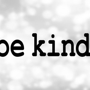Inspirierende Clipart: Schwarze Worte "Be Kind." im Simple Typewriter Style Format mit Kleinbuchstaben, Zeitraum - Digital Download SVG & PNG