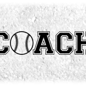 Op de afbeelding: Zwart-witte afbeelding van het woord "COACH" met een honkbal in het midden van het woord.