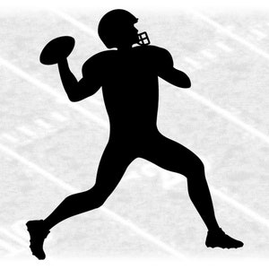 Puede incluir: Silueta de un jugador de fútbol americano en movimiento de lanzamiento en un campo de fútbol.