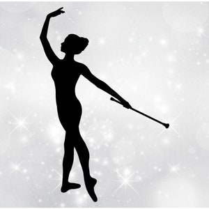 Puede incluir: Silueta negra de una bastonera en una pose elegante, sosteniendo un bastón. El fondo es plateado brillante con destellos en forma de estrella, creando una imagen dinámica y elegante.