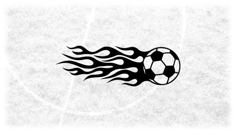 Puede incluir: Un bal&oacute;n de f&uacute;tbol blanco y negro con llamas que salen de la parte posterior, como si se moviera muy r&aacute;pido.