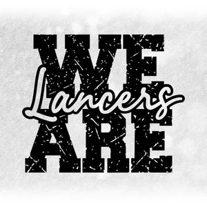 Puede incluir: Gráfico en blanco y negro con las palabras "WE ARE Lancers". La palabra "Lancers" está en cursiva, mientras que "WE ARE" está en negrita y con letras de imprenta. El fondo es texturizado y de color blanquecino.
