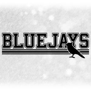 Puede incluir: Diseño gráfico en blanco y negro con el texto "BLUE JAYS" en una fuente universitaria, acompañado de una silueta de pájaro. El diseño está sobre un fondo claro texturizado.