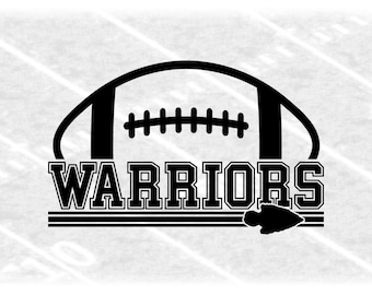 Könnte beinhalten: Schwarzweißes Grafikdesign eines Fußballs mit dem Wort "WARRIORS" in fetter Schrift darüber. Unter dem Wort befindet sich eine stilisierte Pfeilspitze.