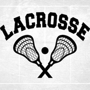 Imágenes prediseñadas deportivas: Dos palos de lacrosse realistas cruzados dobles con la palabra negra arqueada "Lacrosse" en estilo universitario - Descarga digital SVG & PNG