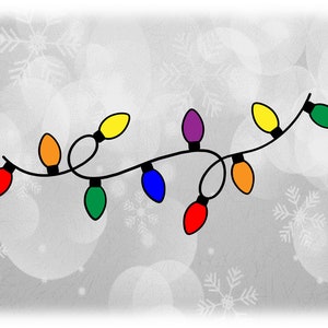 Puede incluir: Una cadena de luces navideñas de colores con bombillas rojas, naranjas, amarillas, verdes, azules, moradas y blancas. Las luces están enhebradas en un cable negro y están sobre un fondo blanco con copos de nieve.